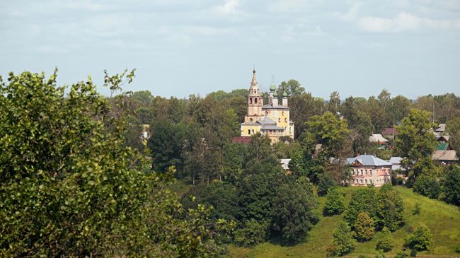 Вид на левобережный Тутаев и Архангельскую церковь 18 века, Ярославская область Вид на левобережный Тутаев и Архангельскую церковь 18 века, Ярославская область