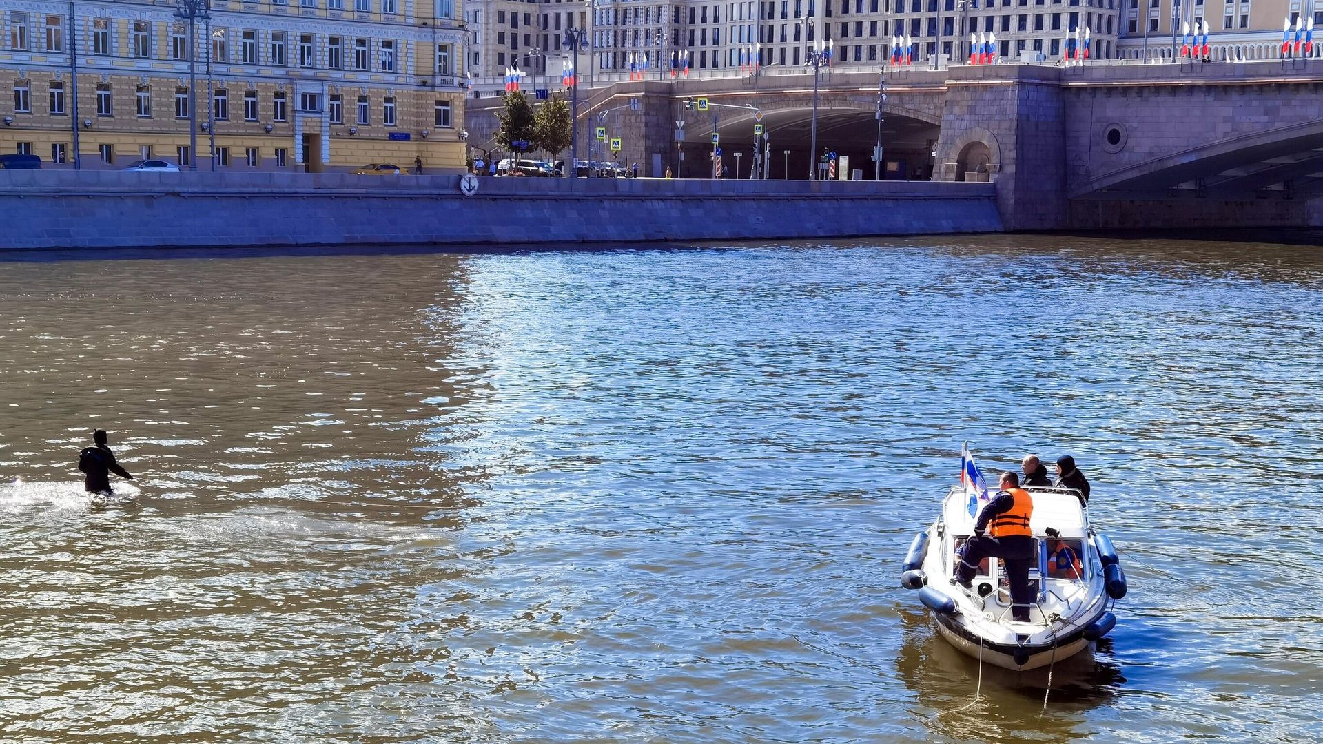 Оперативные службы в районе парка Зарядье, где в Москве-реке обнаружены тела погибших диггеров. 21 августа 2023 Оперативные службы в районе парка Зарядье, где в Москве-реке обнаружены тела погибших диггеров. 21 августа 2023 - РИА Новости, 1920, 21.08.2023
