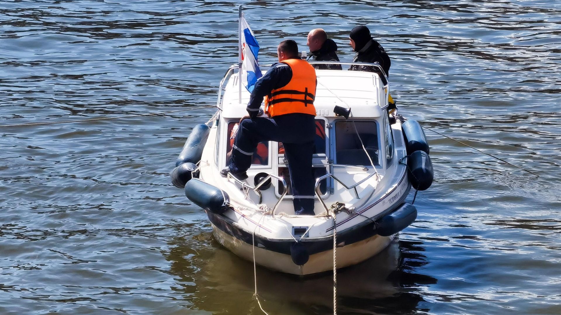 Оперативные службы в районе парка Зарядье, где в Москве-реке обнаружены тела погибших диггеров. 21 августа 2023 Оперативные службы в районе парка Зарядье, где в Москве-реке обнаружены тела погибших диггеров. 21 августа 2023 - РИА Новости, 1920, 21.08.2023