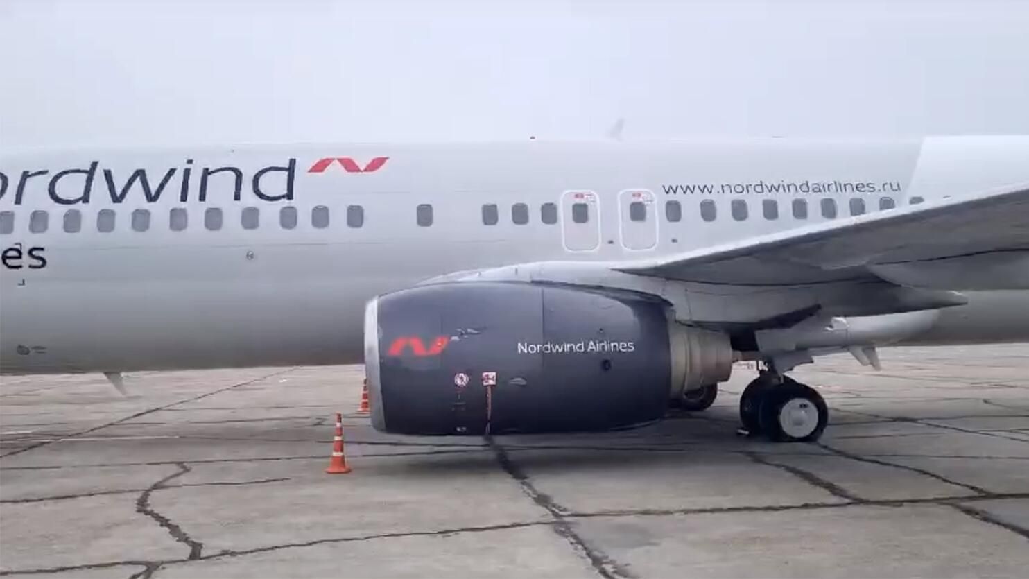 Боинг-737 авиакомпании Северный ветер, выкатившийся за пределы полосы и повредивший шасси в аэропорту Новокузнецка. Кадр видео Боинг-737 авиакомпании Северный ветер, выкатившийся за пределы полосы и повредивший шасси в аэропорту Новокузнецка. Кадр видео - РИА Новости, 1920, 22.08.2023