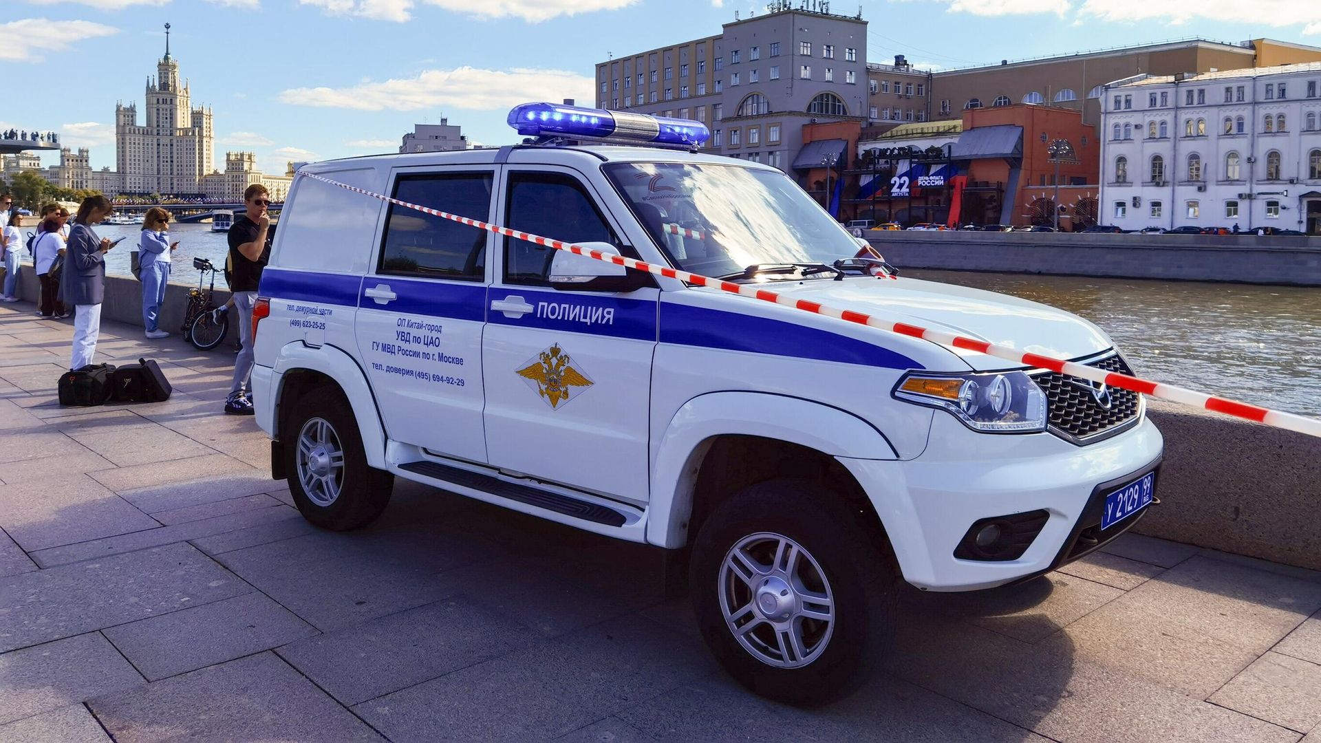 Полиция в районе парка Зарядье, где в Москве-реке обнаружены тела погибших диггеров - РИА Новости, 1920, 11.09.2024
