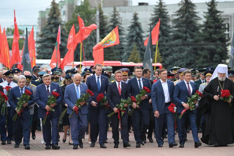 Губернатор Курской области Роман Старовойт принимает участие в церемонии возложения цветов и венков, посвященной 80-й годовщине Победы в Курской битве, на мемориальном комплексе Памяти павших в Великой Отечественной войне 1941-1945 гг. на площади Героев Курской битвы в Курске.