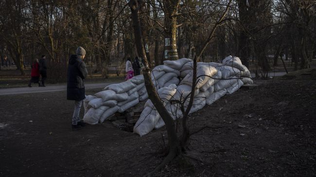 Мужчина возле бомбоубежища. Украина