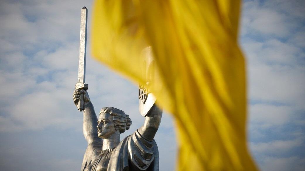 Монумент Родина-мать в Киеве с обновленным гербом - РИА Новости, 1920, 05.03.2025
