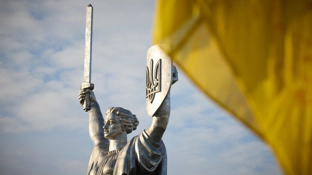 Монумент Родина-мать в Киеве с обновленным гербом Монумент Родина-мать в Киеве с обновленным гербом - РИА Новости, 1920, 07.08.2024