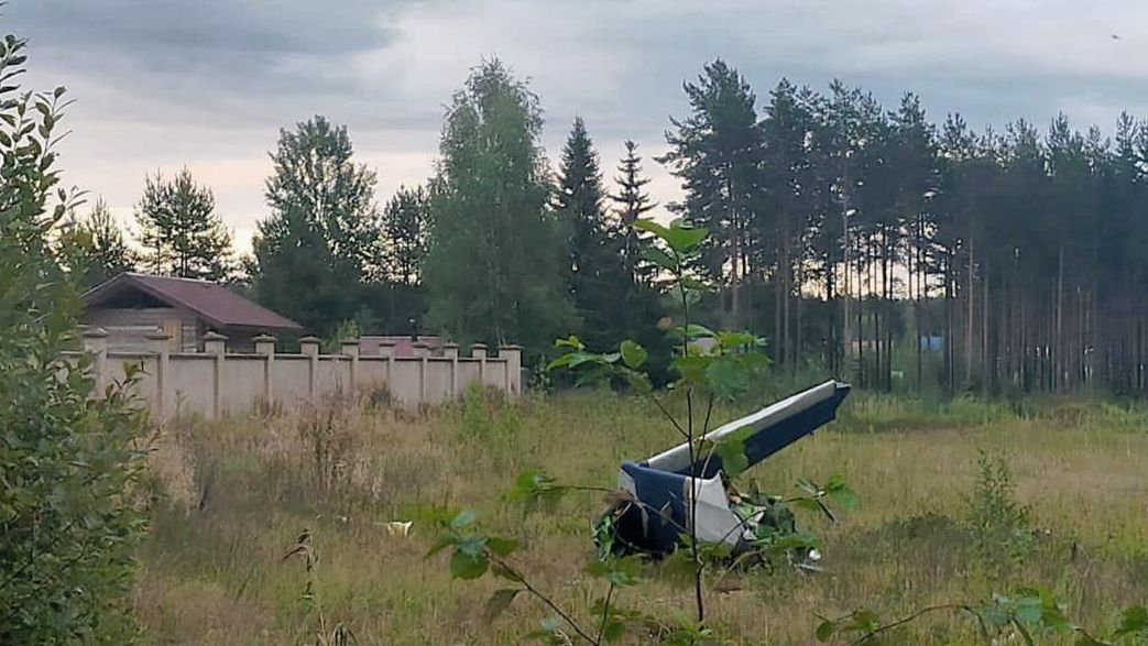 Элемент хвостового оперения упавшего частного самолета Embraer Элемент хвостового оперения упавшего частного самолета Embraer - РИА Новости, 1920, 24.08.2023