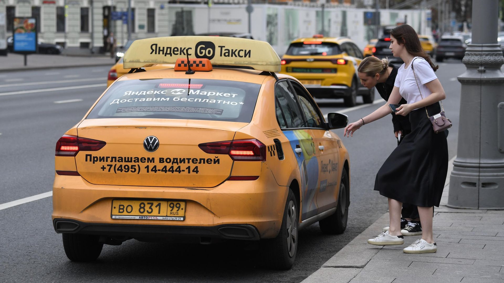 Девушки садятся в такси Яндекс Go на улице Москвы Девушки садятся в такси Яндекс Go на улице Москвы - РИА Новости, 1920, 21.08.2024