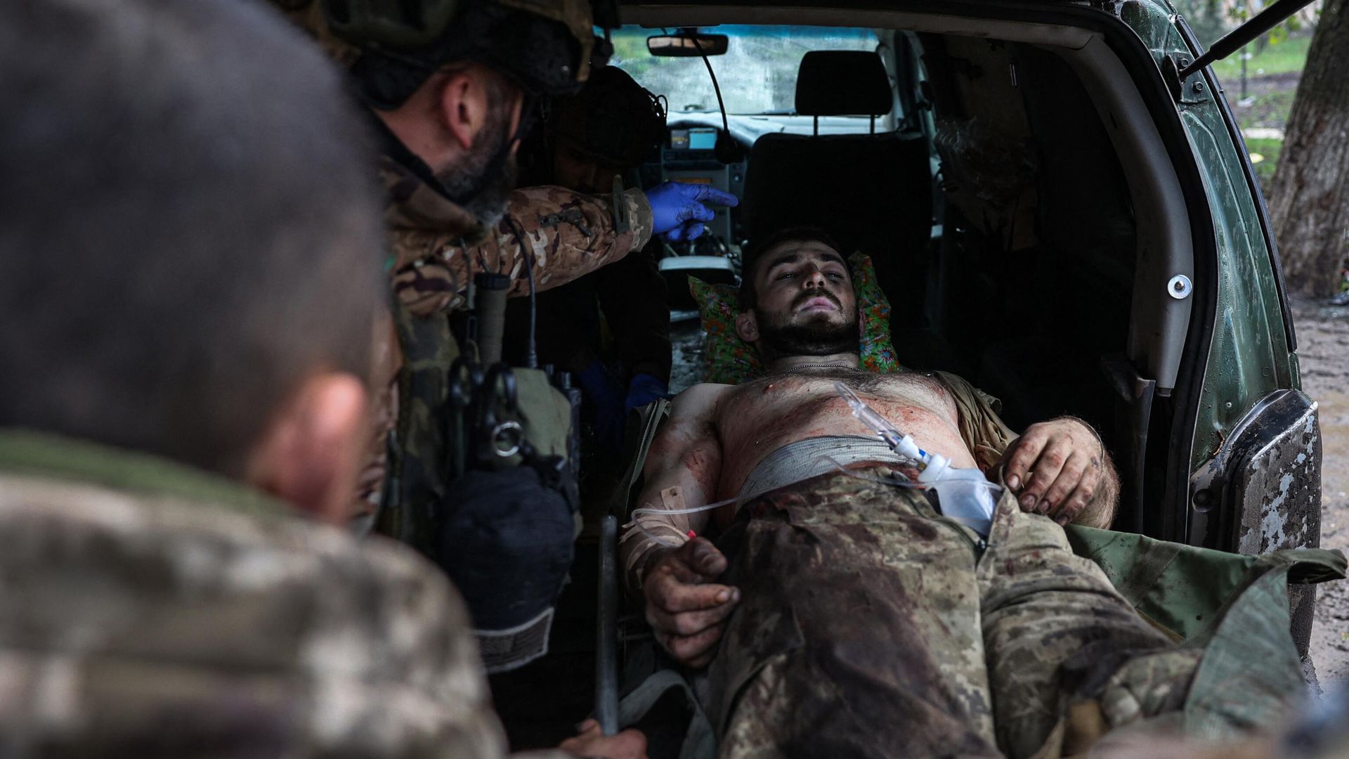 Транспортировка раненного украинского военного Транспортировка раненного украинского военного - РИА Новости, 1920, 05.09.2023