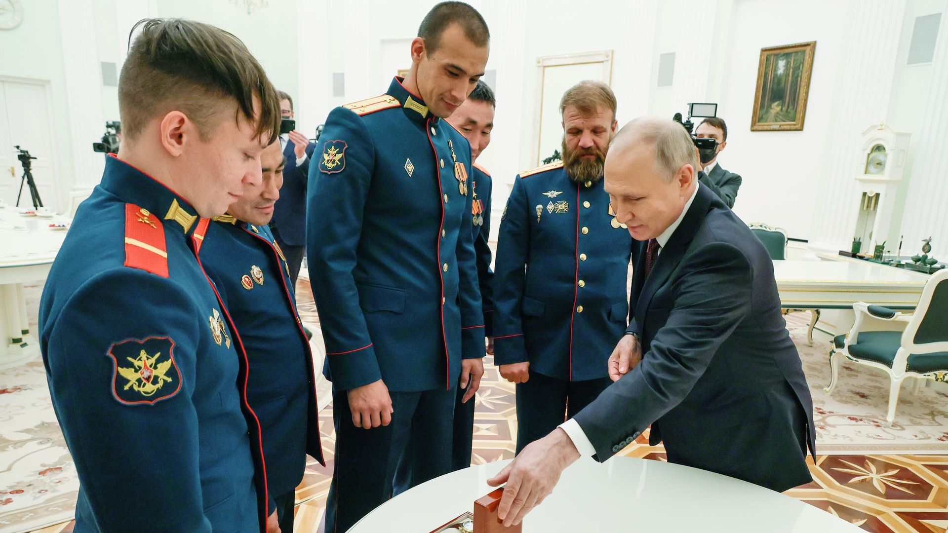 Президент РФ Владимир Путин во время встречи с экипажем танка Алеша - РИА Новости, 1920, 08.06.2025