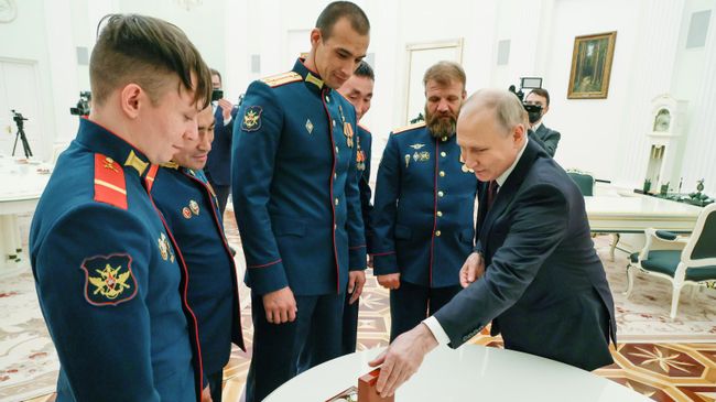 Президент РФ Владимир Путин во время встречи с экипажем танка Алеша