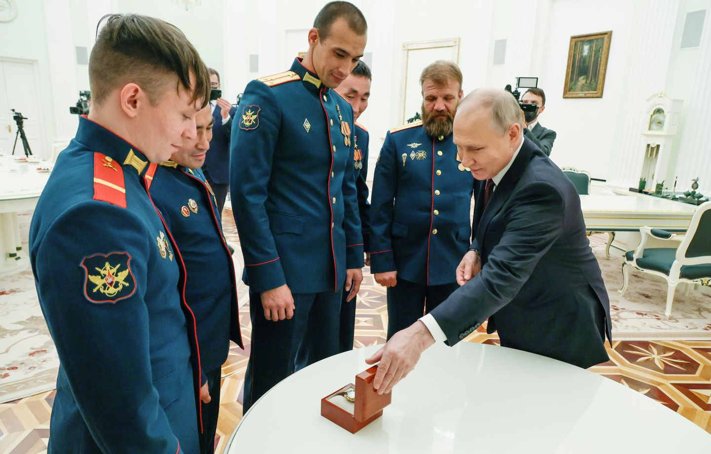 Президент РФ Владимир Путин во время встречи с экипажем танка Алеша Президент РФ Владимир Путин во время встречи с экипажем танка Алеша