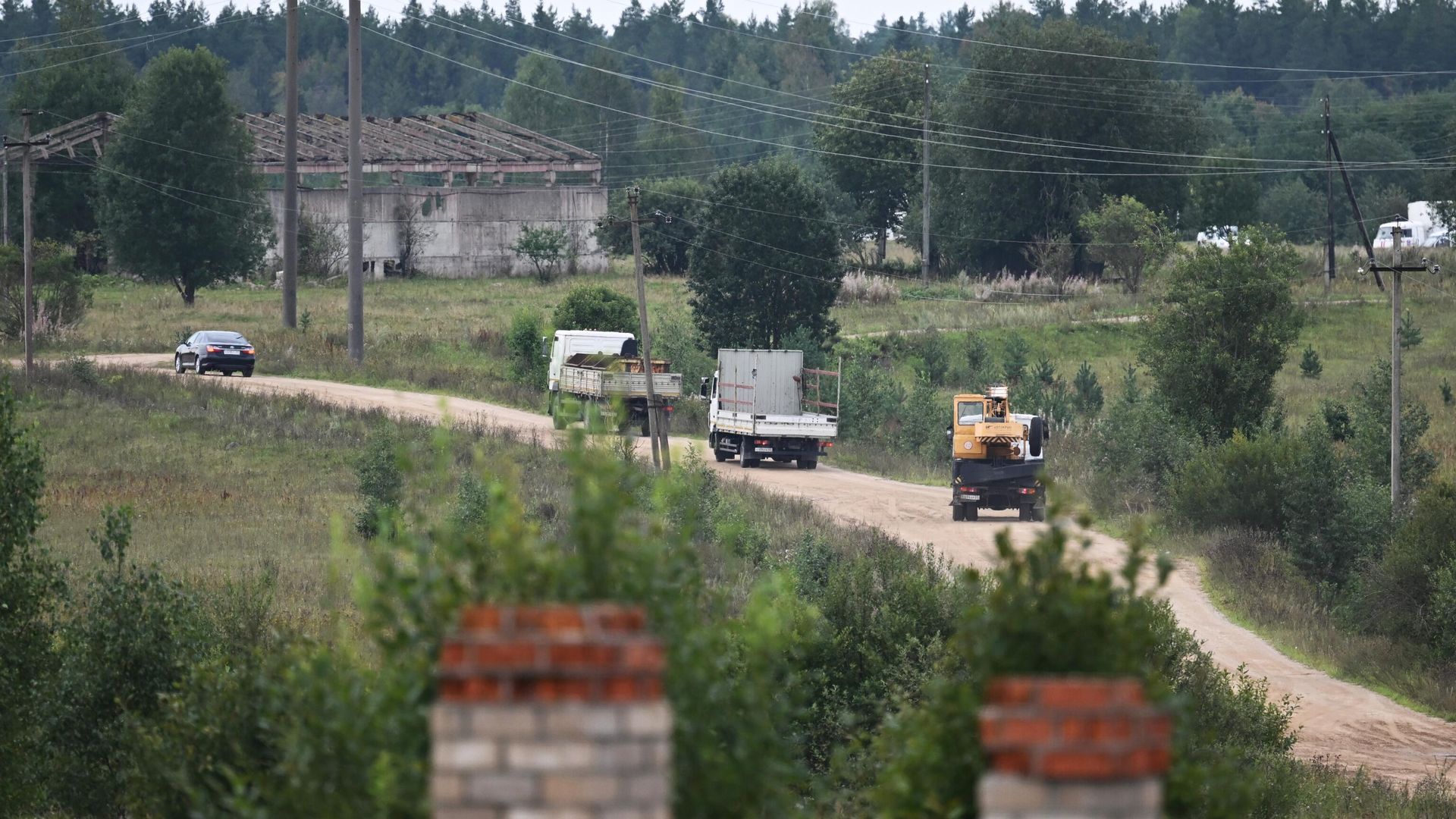 Грузовая техника готовится к вывозу обломков с места крушения частного самолета в селе Куженкино Бологовского района Тверской области Грузовая техника готовится к вывозу обломков с места крушения частного самолета в селе Куженкино Бологовского района Тверской области - РИА Новости, 1920, 25.08.2023
