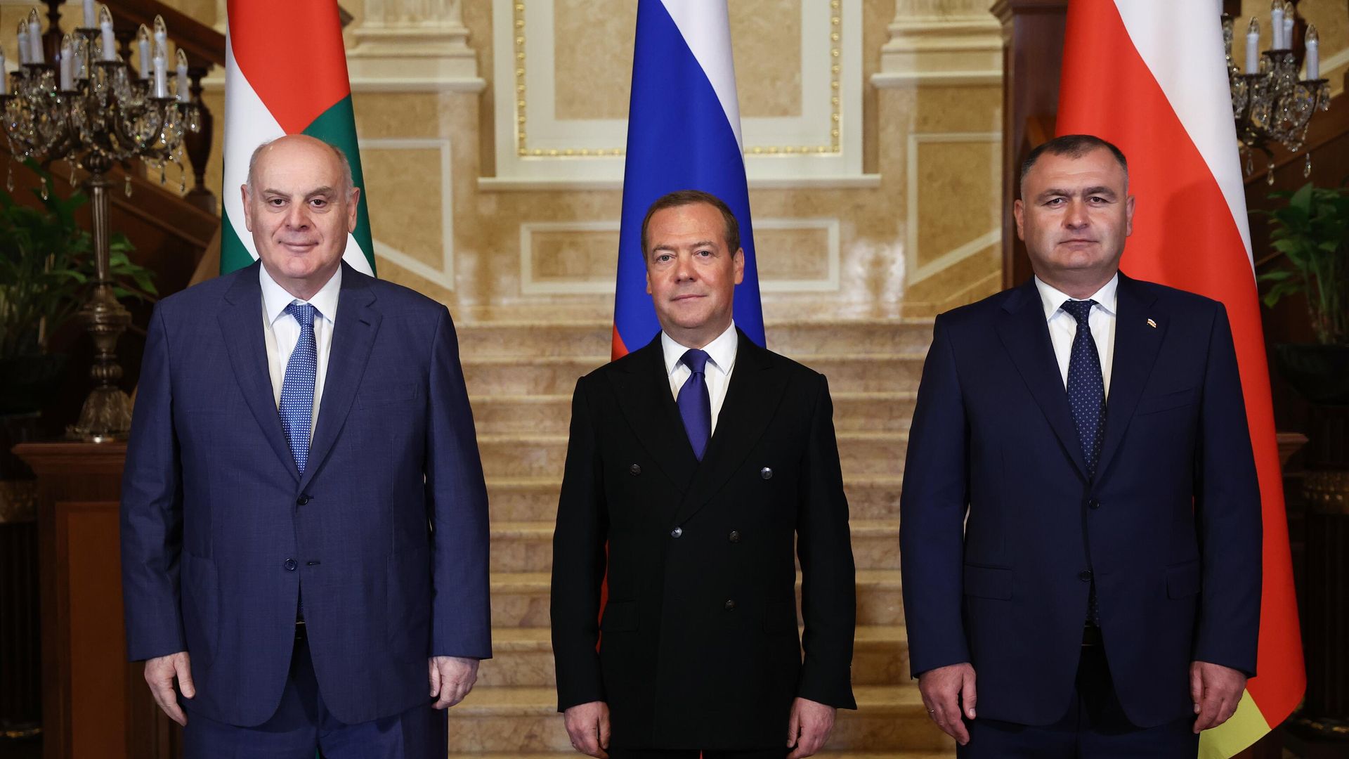 Президент Республики Абхазия Аслан Бжания, заместитель председателя Совета безопасности РФ Дмитрий Медведев и президент Республики Южная Осетия Алан Гаглоев во время встречи Президент Республики Абхазия Аслан Бжания, заместитель председателя Совета безопасности РФ Дмитрий Медведев и президент Республики Южная Осетия Алан Гаглоев во время встречи - РИА Новости, 1920, 25.08.2023