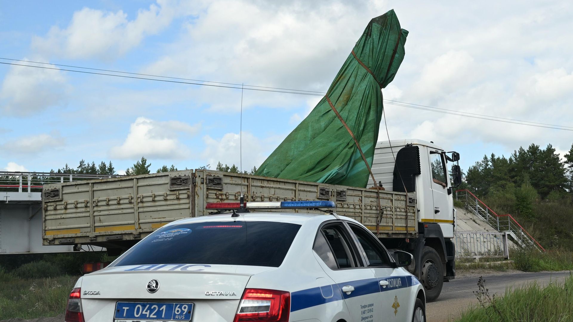 Грузовая техника вывозит обломки частного самолета с места крушения в селе Куженкино Бологовского района Тверской области. 25 августа 2023 Грузовая техника вывозит обломки частного самолета с места крушения в селе Куженкино Бологовского района Тверской области. 25 августа 2023 - РИА Новости, 1920, 25.08.2023