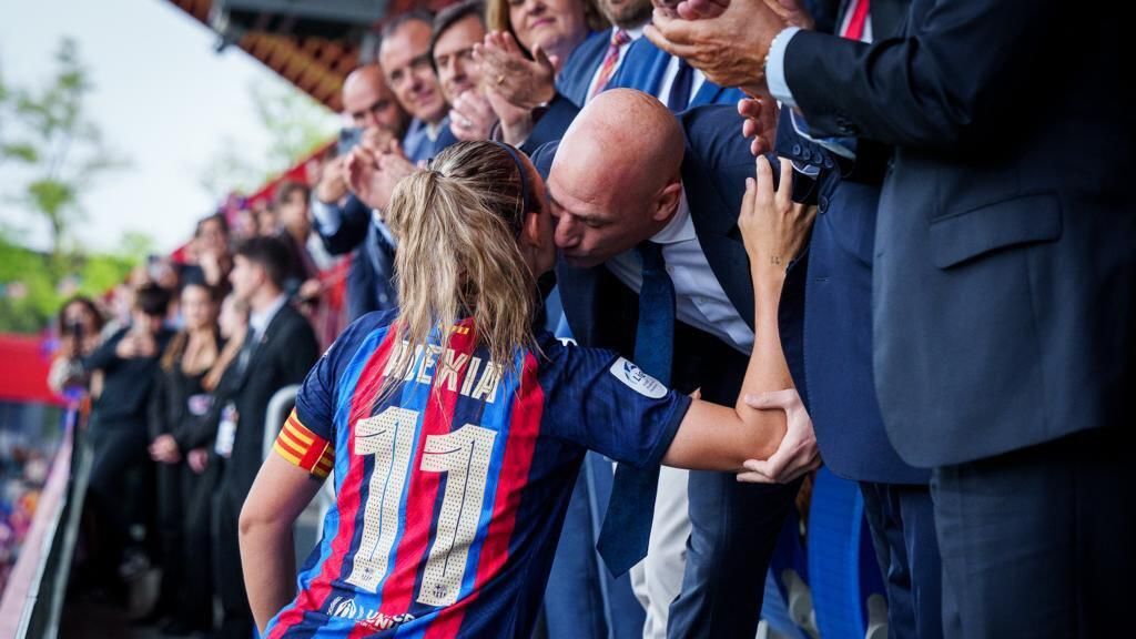 Глава RFEF Луис Рубиалес и капитан женской команды Барселона Алексия Путельяс Глава RFEF Луис Рубиалес и капитан женской команды Барселона Алексия Путельяс - РИА Новости, 1920, 28.08.2023