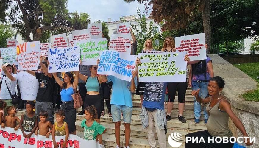 Акция против поставок оружия Киеву и в поддержку РФ у посольства США в Афинах Акция против поставок оружия Киеву и в поддержку РФ у посольства США в Афинах - РИА Новости, 1920, 26.08.2023