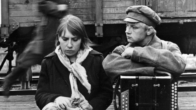 Народная артистка СССР Инна Чурикова (слева) и заслуженный артист РСФСР Михаил Кононов (справа) в сцене из фильма режиссера Глеба Панфилова В огне брода нет