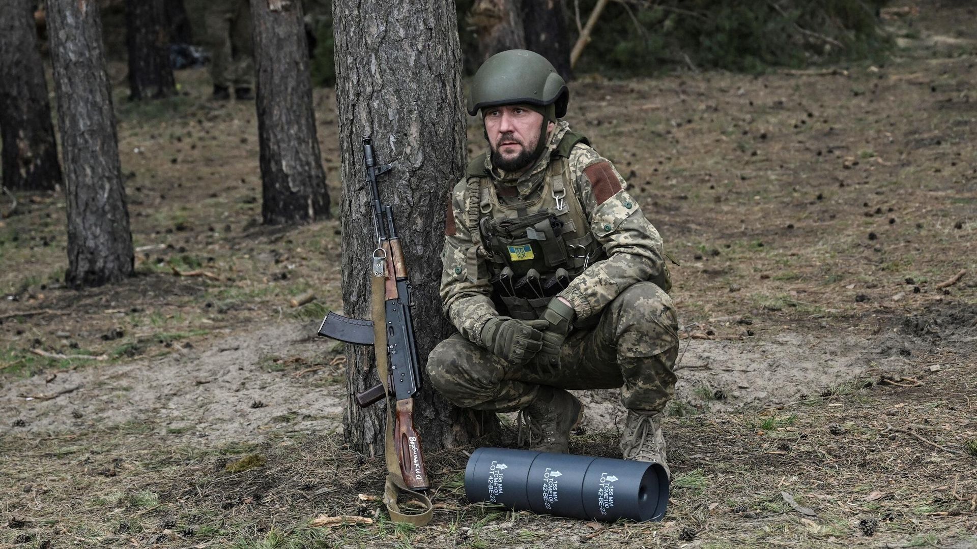 Украинский военнослужащий перед снарядом от 155-миллиметровой гаубицы ТРФ-1 Украинский военнослужащий перед снарядом от 155-миллиметровой гаубицы ТРФ-1 - РИА Новости, 1920, 28.08.2023
