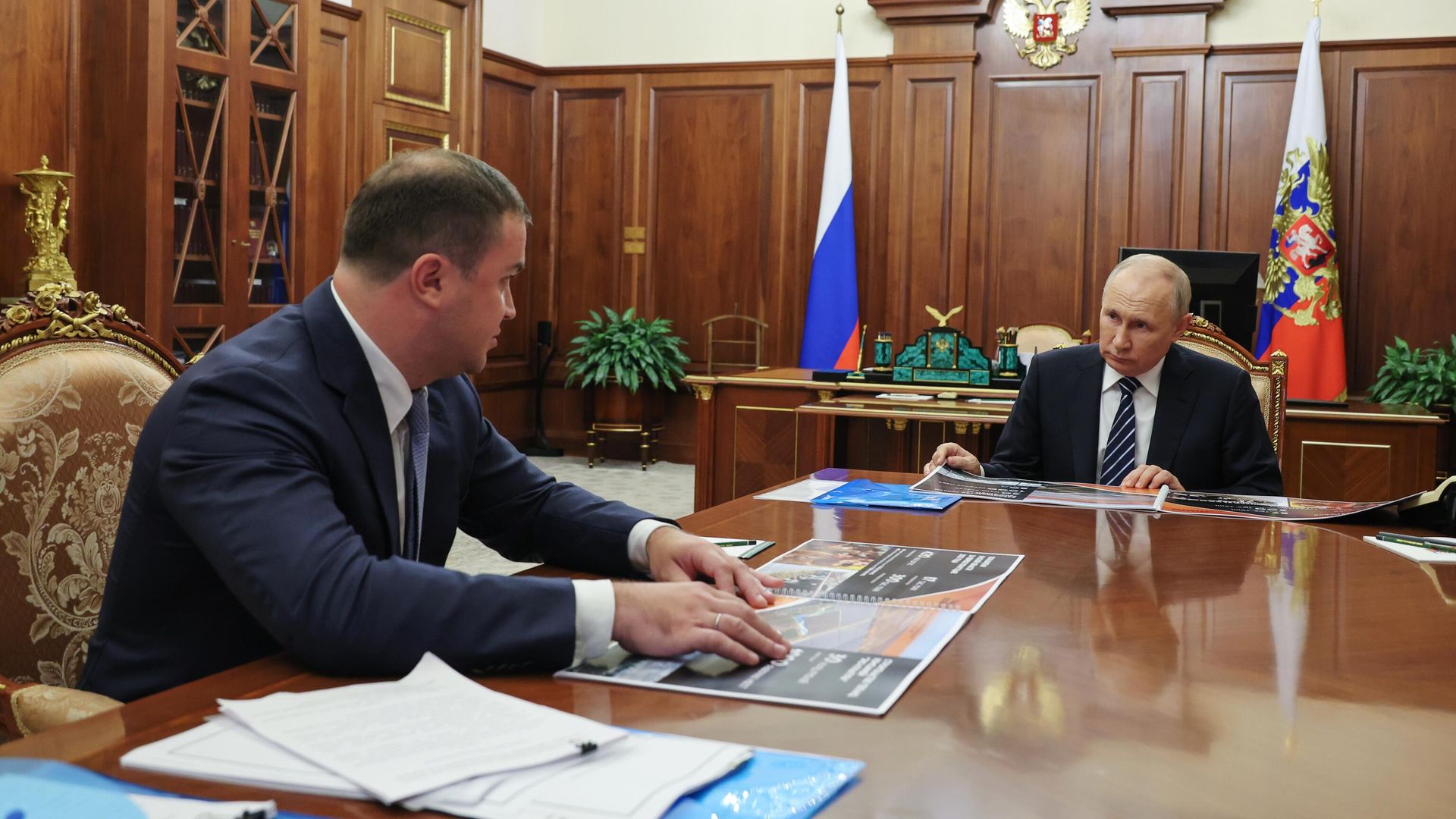 Президент РФ Владимир Путин и временно исполняющий обязанности губернатора Омской области Виталий Хоценко во время встречи Президент РФ Владимир Путин и временно исполняющий обязанности губернатора Омской области Виталий Хоценко во время встречи - РИА Новости, 1920, 28.08.2023