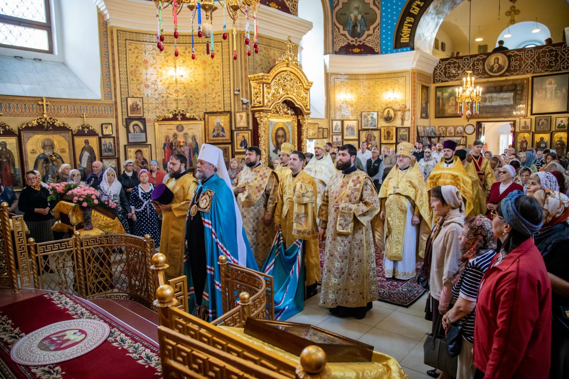 Высокопреосвященный Митрополит Кишиневский и всея Молдовы Владимир совершает Божественную литургию в храме святого великомученика Георгия в Кишиневе - РИА Новости, 1920, 18.04.2025