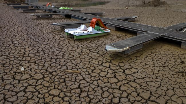 Катамаран на засохшем водохранилище Сау в Испании 