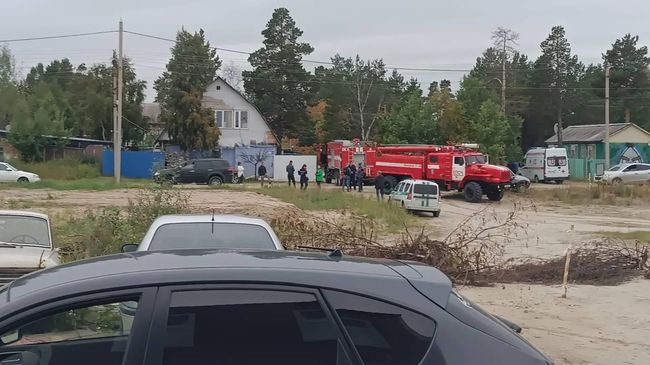 Автомобили оперативных служб на месте стрельбы в Ноябрьске Автомобили оперативных служб на месте стрельбы в Ноябрьске