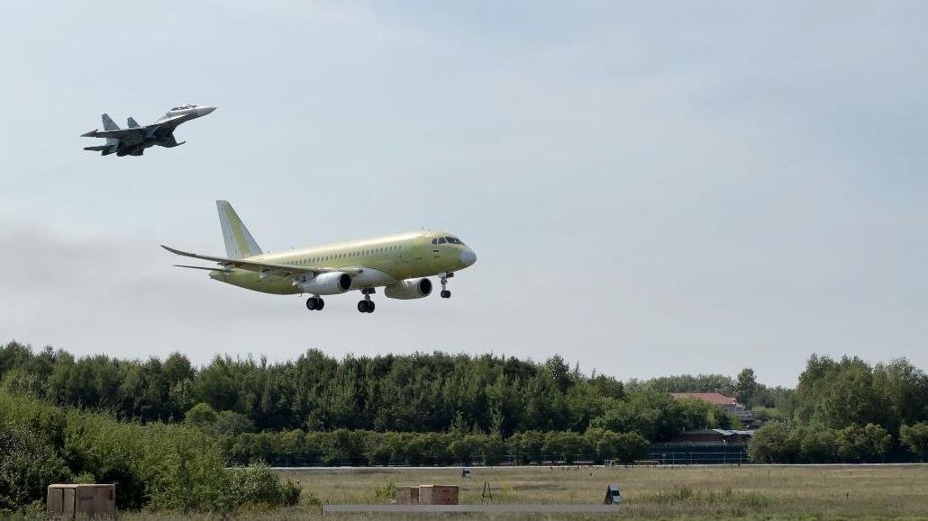 Российский самолет SJ-100 с импортозамещенным оборудованием во время выполнения первого полета в Комсомольске-на-Амуре Российский самолет SJ-100 с импортозамещенным оборудованием во время выполнения первого полета в Комсомольске-на-Амуре - РИА Новости, 1920, 22.07.2024