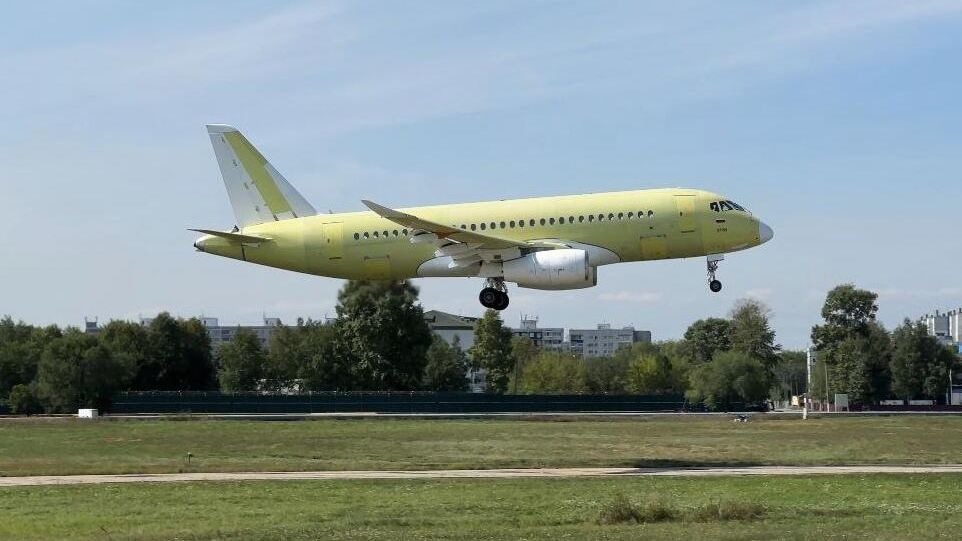 Российский самолет SJ-100 с импортозамещенным оборудованием во время выполнения первого полета в Комсомольске-на-Амуре - РИА Новости, 1920, 07.06.2024