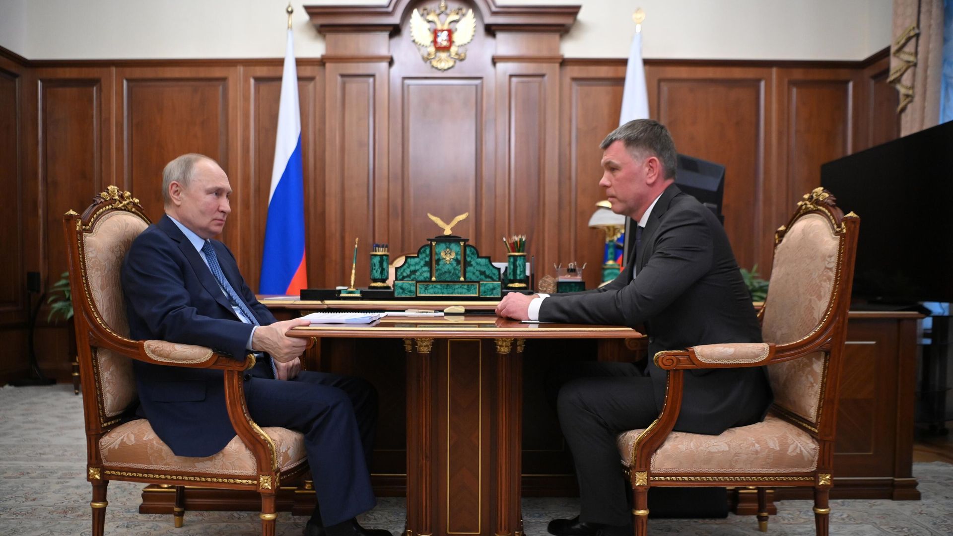 Президент РФ Владимир Путин и директор Федеральной службы судебных приставов Дмитрий Аристов во время встречи Президент РФ Владимир Путин и директор Федеральной службы судебных приставов Дмитрий Аристов во время встречи - РИА Новости, 1920, 29.08.2023