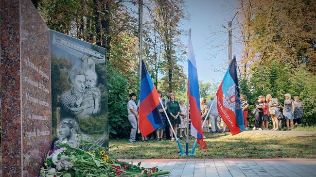 Митинг-реквием у постамента Памяти жертвам событий 2014 года. Мирным жителям и защитникам города Иловайска