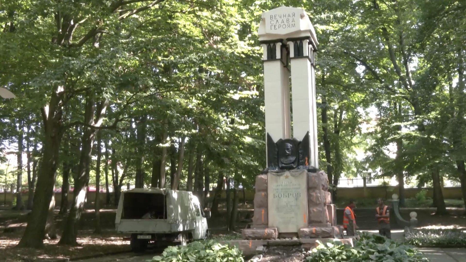 Демонтаж памятника в честь офицеров Красной Армии в Черновцах Демонтаж памятника в честь офицеров Красной Армии в Черновцах - РИА Новости, 1920, 29.08.2023