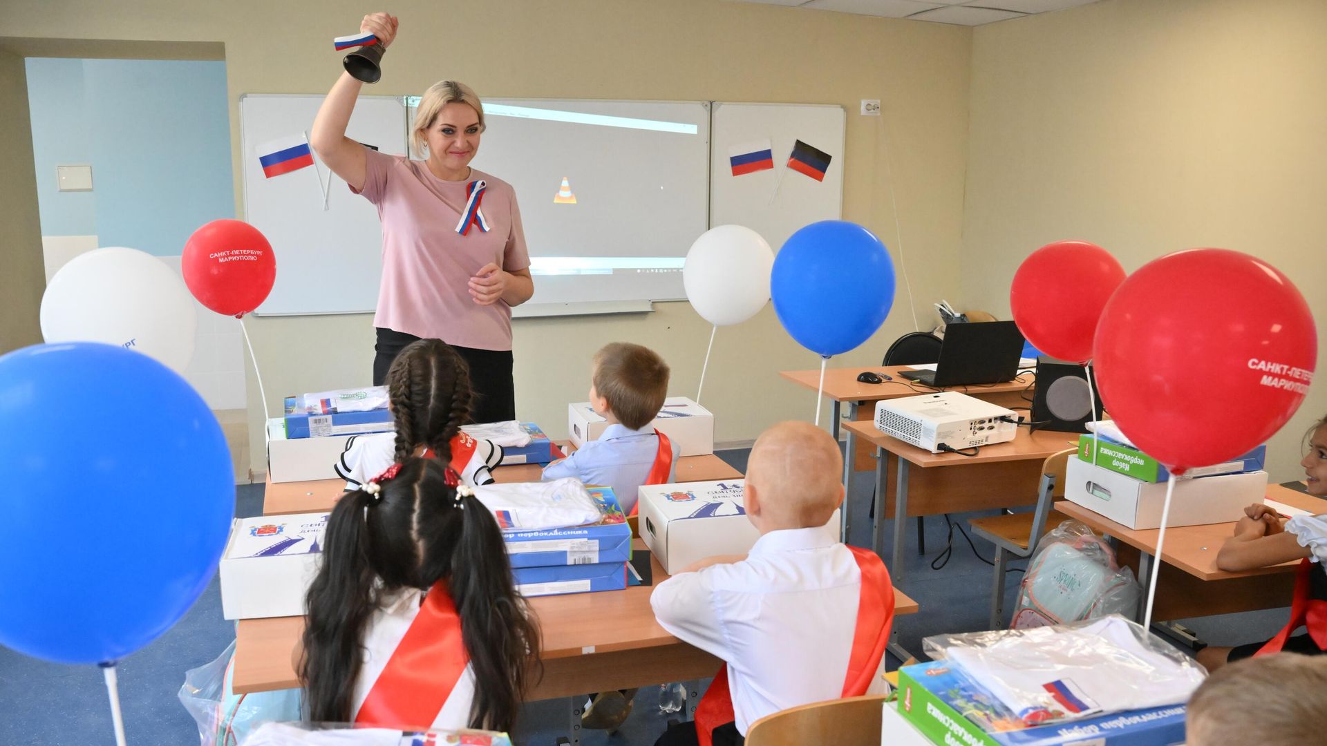 Учитель дает первый звонок для первоклассников одной из школ города Мариуполя Учитель дает первый звонок для первоклассников одной из школ города Мариуполя - РИА Новости, 1920, 02.05.2024