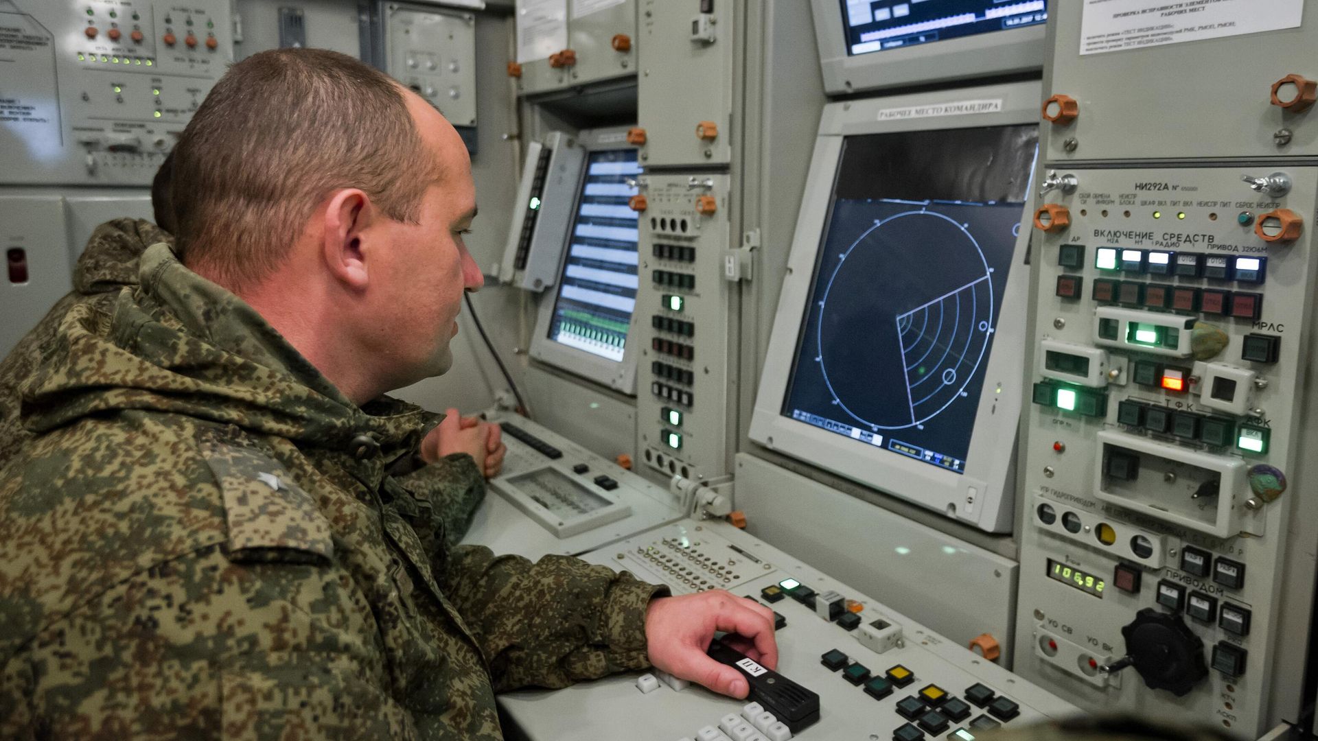 Боевое дежурство за пультом управления зенитного ракетного комплекса Боевое дежурство за пультом управления зенитного ракетного комплекса - РИА Новости, 1920, 06.10.2023