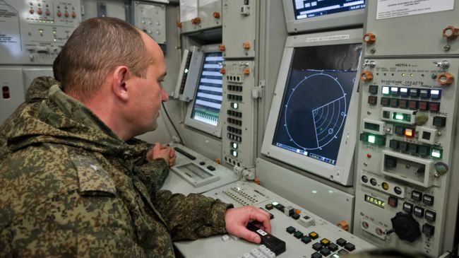 Боевое дежурство за пультом управления зенитного ракетного комплекса