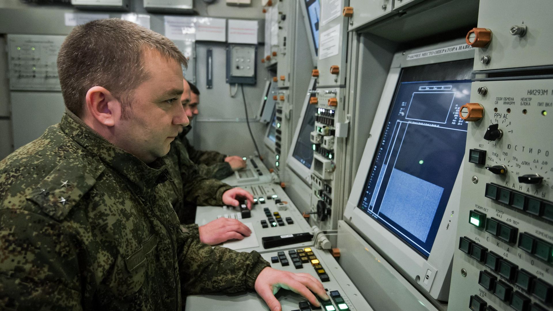 Боевое дежурство за пультом управления зенитно-ракетного комплекса Боевое дежурство за пультом управления зенитно-ракетного комплекса - РИА Новости, 1920, 26.09.2023