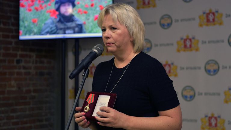 Мать военного корреспондента РИА Новости Ростислава Журавлева, награжденного орденом За заслуги перед Запорожской областью I степени (посмертно), Людмила в Доме журналистов в Екатеринбурге