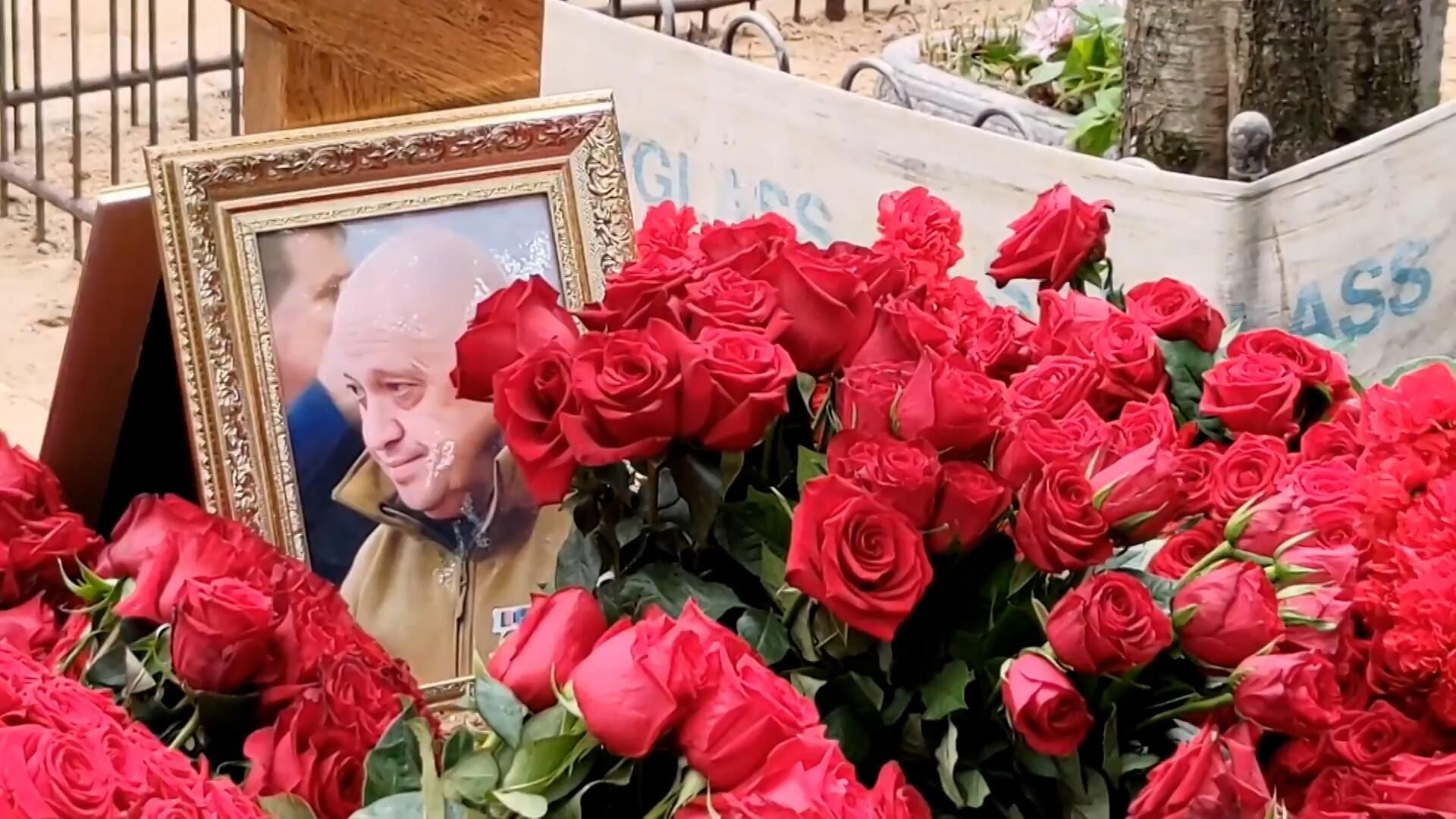 Могила Евгения Пригожина на Пороховском кладбище в Петербурге - РИА Новости, 1920, 29.08.2023