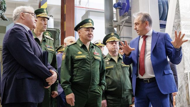 Министр обороны РФ Сергей Шойгу и генеральный директор АО Концерн ВКО Алмаз-Антей Ян Новиков во время посещения предприятия, входящего в состав АО Концерн ВКО Алмаз-Антей. 30 августа 2023