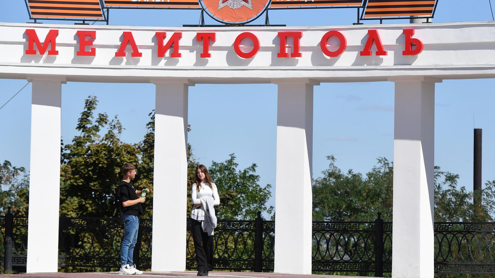 Молодые люди у колоннады на площади Победы в Мелитополе Молодые люди у колоннады на площади Победы в Мелитополе - РИА Новости, 1920, 30.09.2025