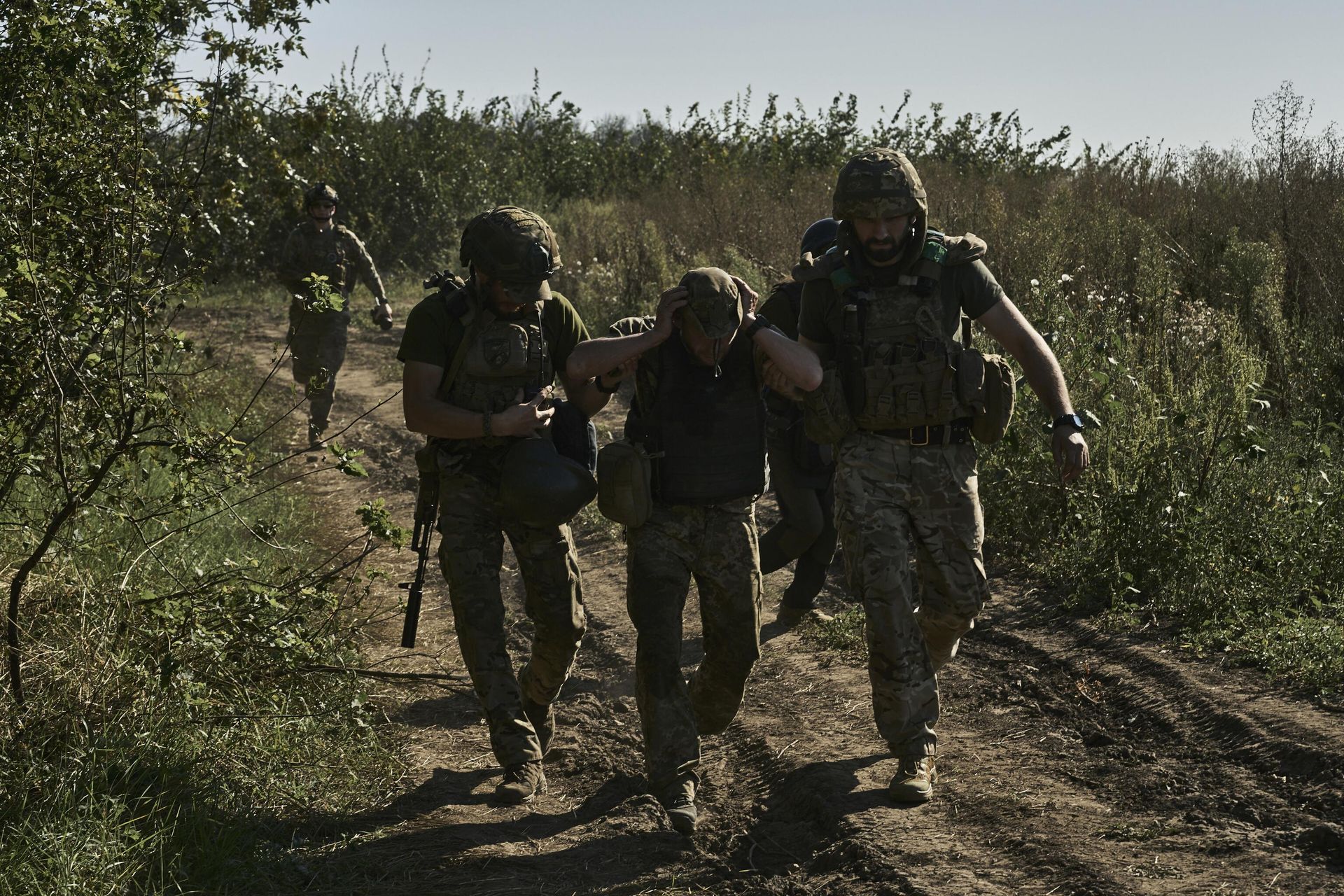 Украинские военнослужащие эвакуируют раненого солдата Украинские военнослужащие эвакуируют раненого солдата - РИА Новости, 1920, 03.11.2023