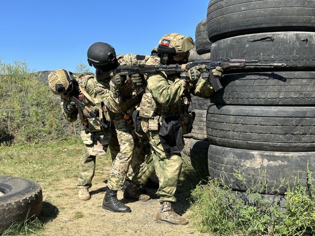 СОБР Росгвардии по ДНР проходит подготовку на полигоне