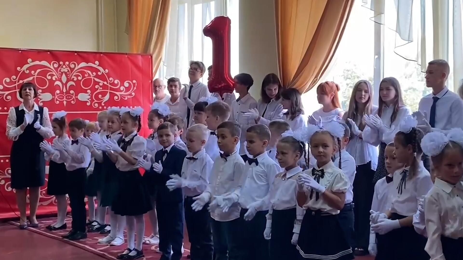 Праздничные линейки в школах Донецка Праздничные линейки в школах Донецка - РИА Новости, 1920, 01.09.2023