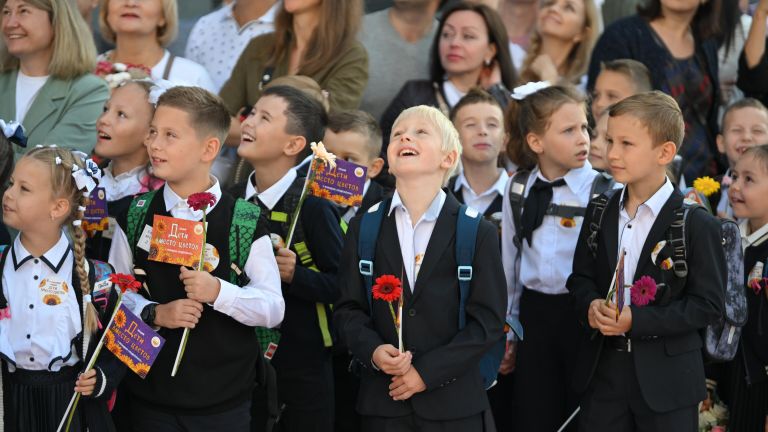 Первоклассники на торжественной линейке, проходящей в школе №1636 в Москве в День знаний Первоклассники на торжественной линейке, проходящей в школе №1636 в Москве в День знаний
