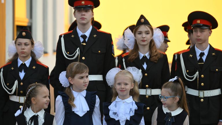 Первоклассники и ученики кадетского класса на торжественной линейке, проходящей в школе №1636 в Москве в День знаний Первоклассники и ученики кадетского класса на торжественной линейке, проходящей в школе №1636 в Москве в День знаний