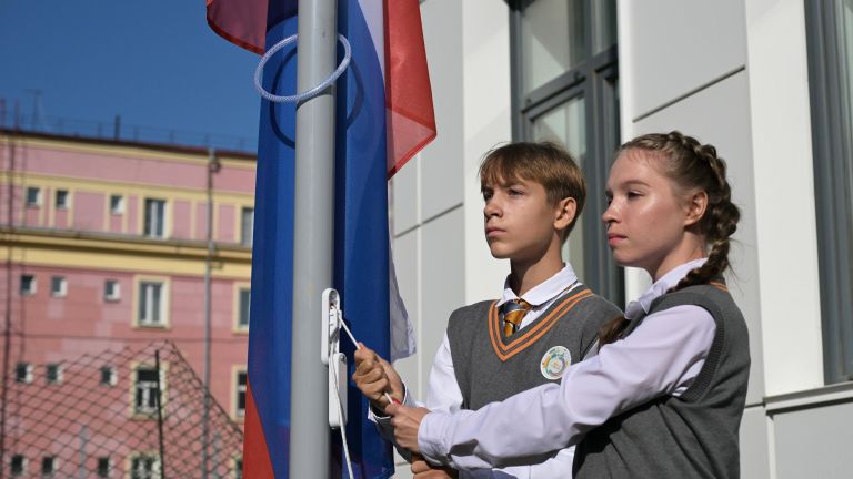 Поднятие флага России на торжественной линейке, посвященной открытию новой средней школы №54 и началу учебного года в Новосибирске Поднятие флага России на торжественной линейке, посвященной открытию новой средней школы №54 и началу учебного года в Новосибирске