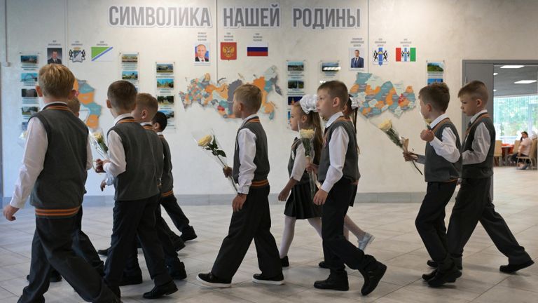 Первоклассники после торжественной линейки, посвященной открытию новой средней школы №54 и началу учебного года в Новосибирске Первоклассники после торжественной линейки, посвященной открытию новой средней школы №54 и началу учебного года в Новосибирске