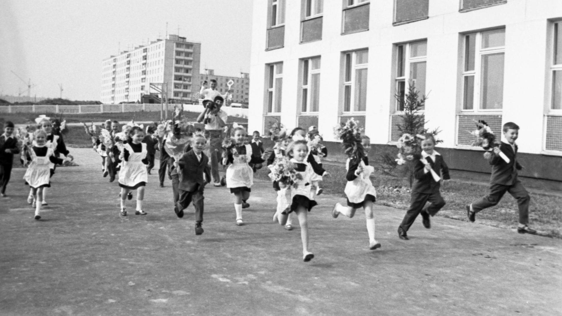 Начало учебного года в средней школе № 879 в Москве, 1974 год Начало учебного года в средней школе № 879 в Москве, 1974 год - РИА Новости, 1920, 01.09.2023