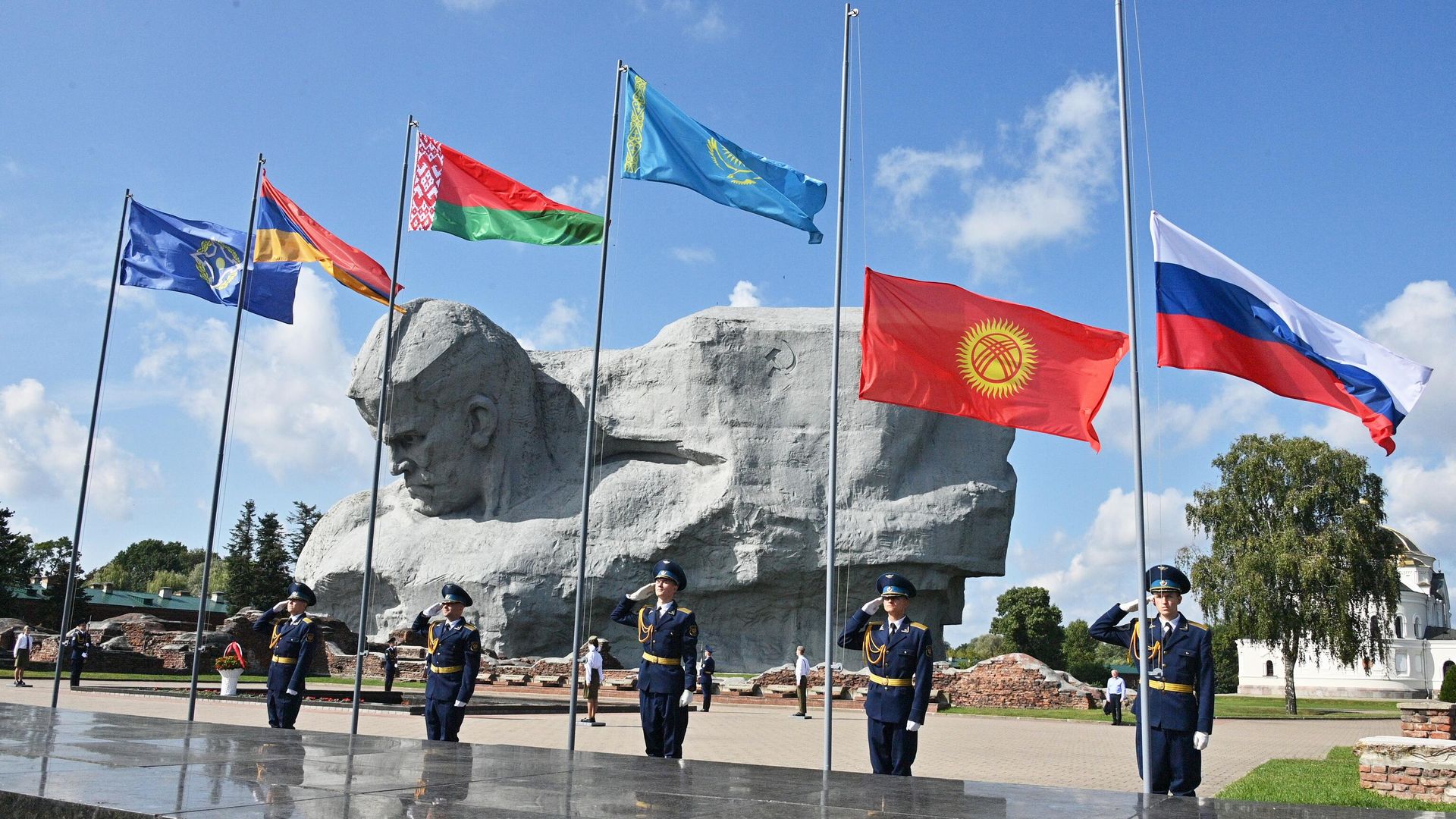 Военнослужащие поднимают государственные флаги стран ОДКБ Военнослужащие поднимают государственные флаги стран ОДКБ - РИА Новости, 1920, 01.05.2025