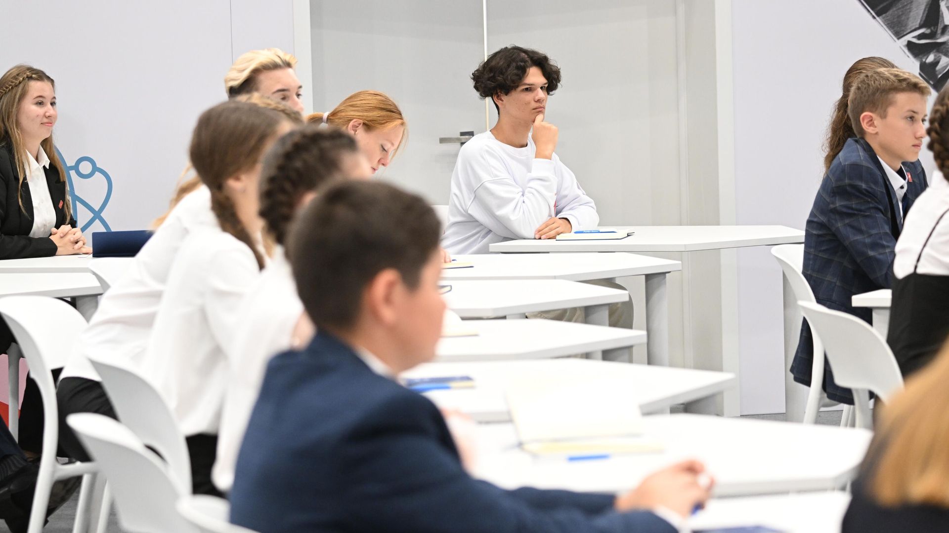 Участники открытого урока Разговор о важном, который проводит президент РФ Владимир Путин в мастерской управления Сенеж в Солнечногорске Участники открытого урока Разговор о важном, который проводит президент РФ Владимир Путин в мастерской управления Сенеж в Солнечногорске - РИА Новости, 1920, 01.09.2023