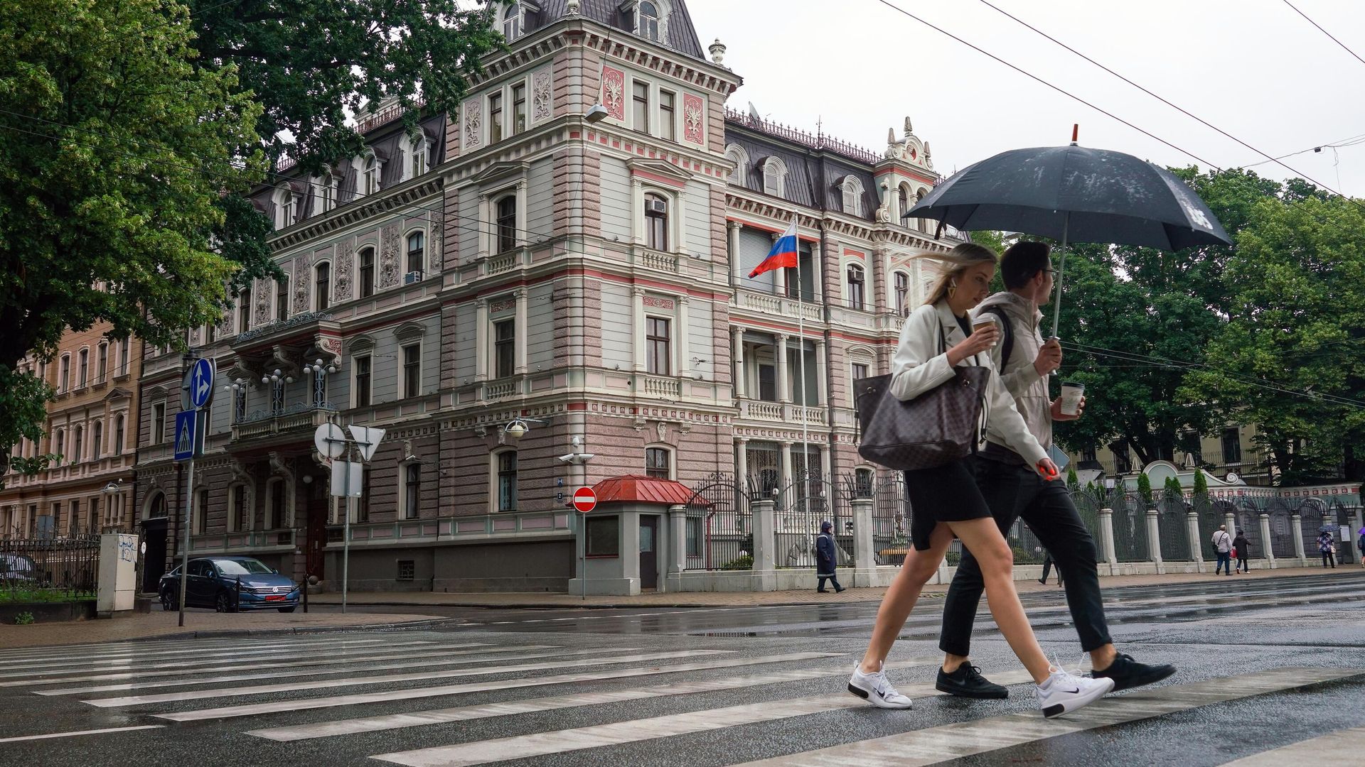 Люди у здания посольства России в Риге Люди у здания посольства России в Риге - РИА Новости, 1920, 01.09.2023